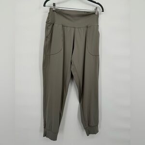 Oalka Sage Green Yoga Joggers EUC Women’s size‎ L front pockets